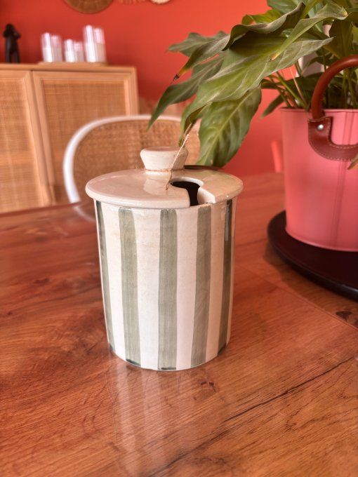 Petit pot en terre cuite rayé