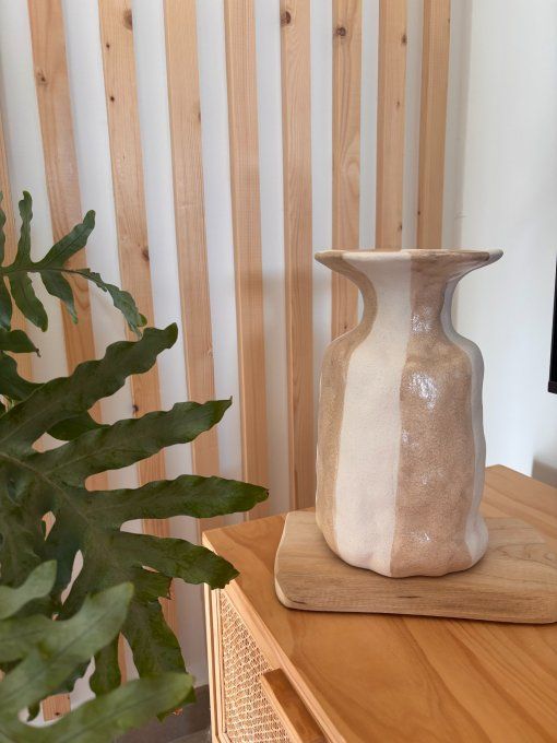 Vase rayé beige et blanc 